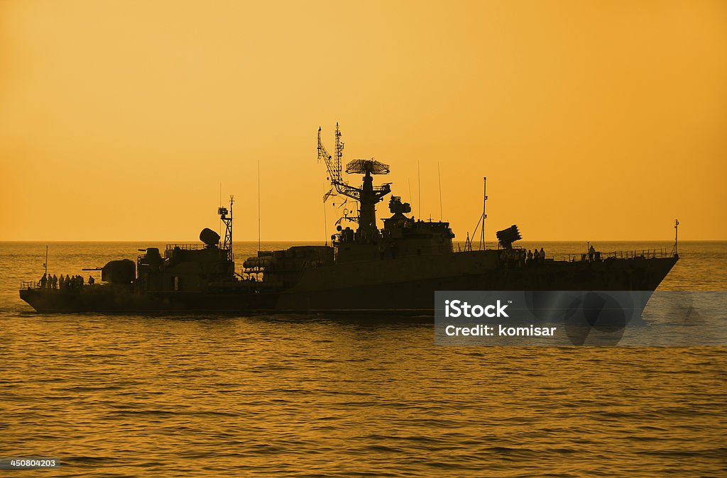 silhouette von einem Kriegsschiff bei Sonnenuntergang - Lizenzfrei Kontur Stock-Foto