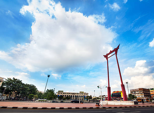 - swing und der city hall, dem wahrzeichen von bangkok, thailand. - indigenous culture famous place thailand bangkok stock-fotos und bilder