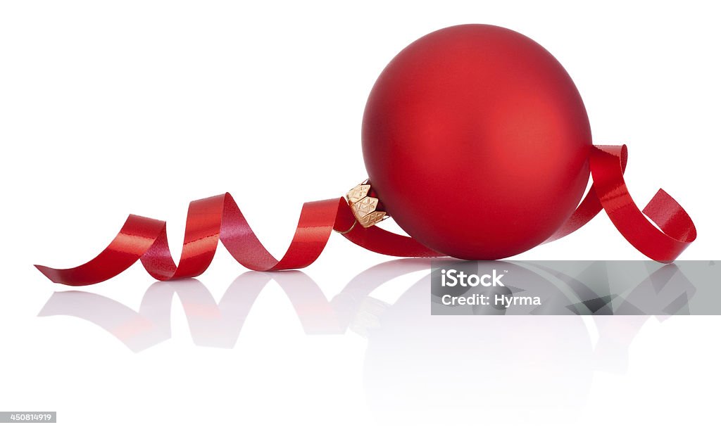 Bolas de Navidad rojo y papel de curling aislado sobre fondo blanco - Foto de stock de Acurrucado libre de derechos