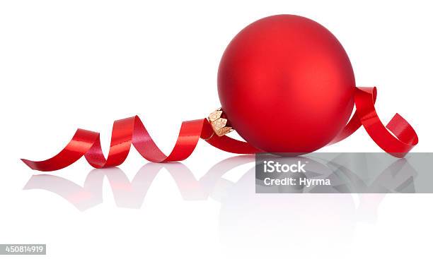 Bolas De Navidad Rojo Y Papel De Curling Aislado Sobre Fondo Blanco Foto de stock y más banco de imágenes de Acurrucado