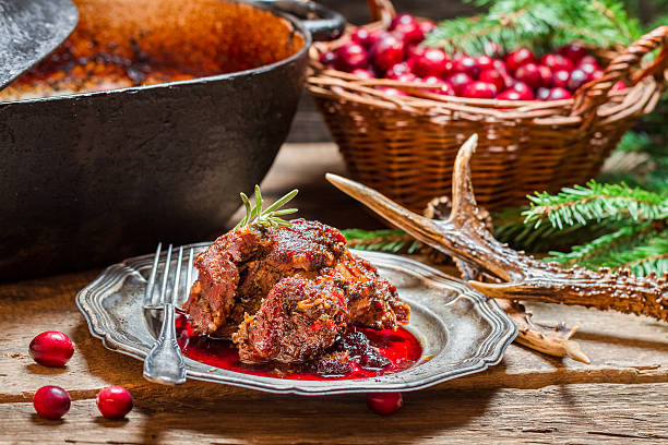 wildbret mit cranberry-sauce in der waldarbeiter - venison stock-fotos und bilder