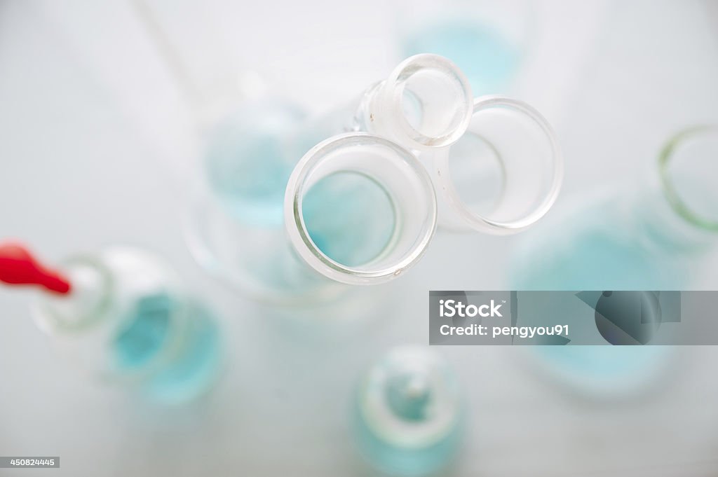 Material de vidrio de laboratorio con diversos colores de líquidos - Foto de stock de Analizar libre de derechos