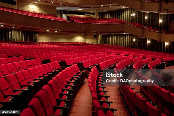 Reihen Von Leere Sitze In Theaterbestuhlung Stockfoto und mehr Bilder von Konzerthaus - Konzerthaus, Bühnentheater, Leer