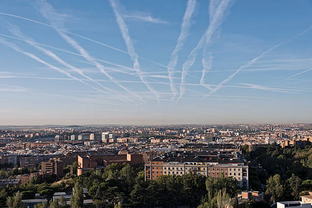 griglia in-the-sky - vapor trail cirrus sky cloudscape foto e immagini stock