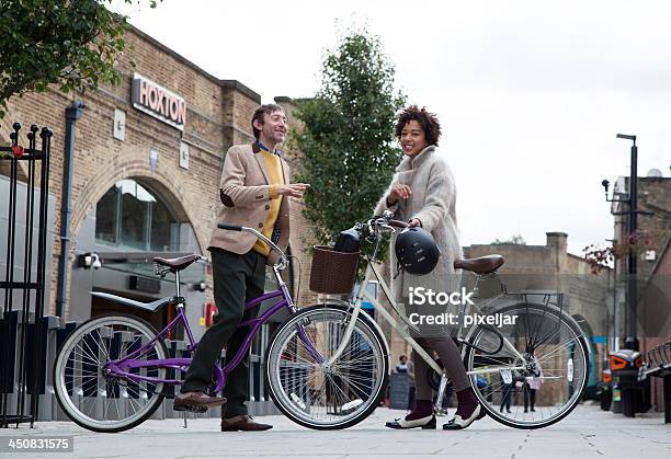 Kurier Meetup - zdjęcia stockowe i więcej obrazów Bicykl - Bicykl, Czekać, Dorosły