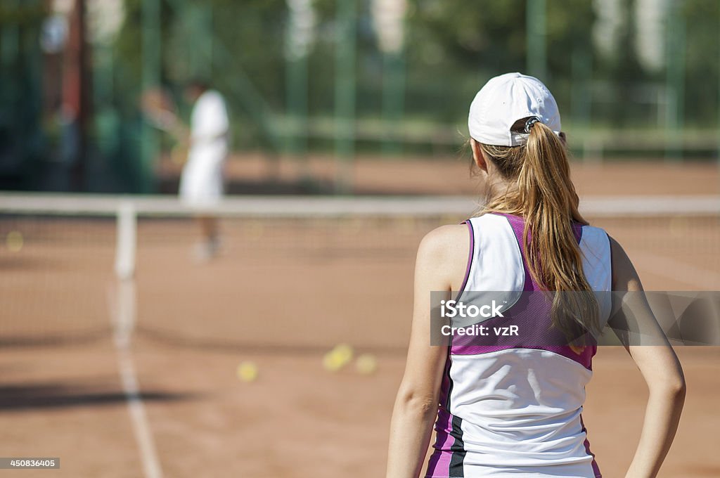 Kobieta tenisa czeka kopcie piłką - Zbiór zdjęć royalty-free (Agresja)