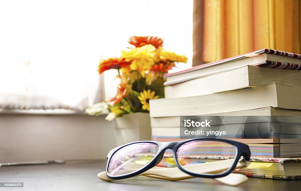 Книги и очки, возле окна. - Стоковые фото Бежевый роялти-фри