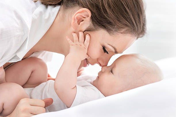 madre y bebé - babies or children fotografías e imágenes de stock