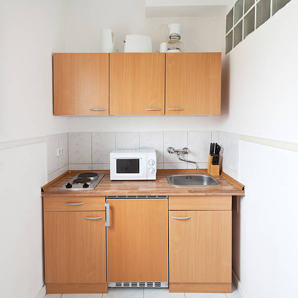 간단한 주방 가구 설정 - small domestic kitchen apartment rental 뉴스 사진 이미지