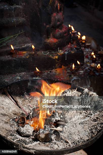 Foto de Birning Velas E Ofertas No Templo e mais fotos de stock de Buda - Buda, Budismo, Chama