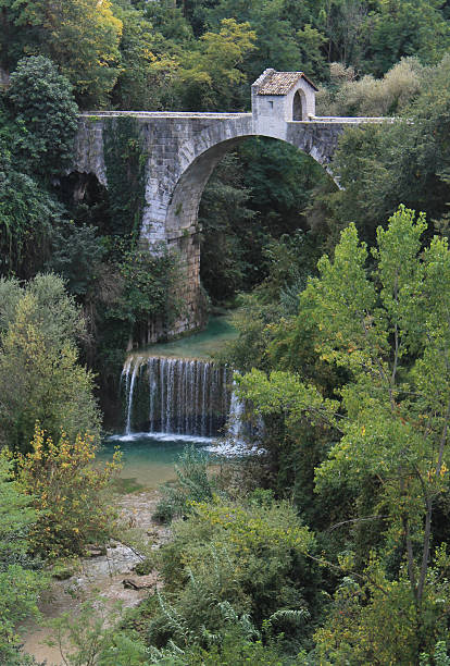 wasserfall unter der brücke - europe arch bridge stone bridge covered bridge stock-fotos und bilder