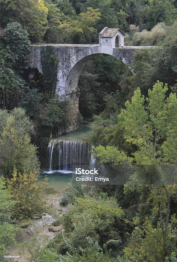 Cascata sotto il ponte - Foto stock royalty-free di Marche - Italia