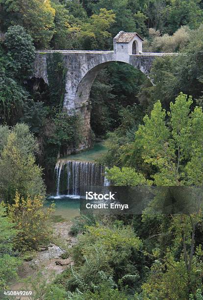 Cascata Sotto Il Ponte - Fotografie stock e altre immagini di Marche - Italia - Marche - Italia, Acqua, Acqua fluente