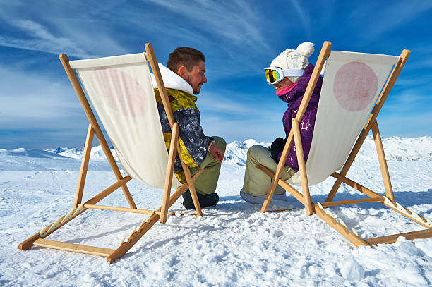 アプレススキーの山々 - snow skiing apres ski couple ストックフォトと画像