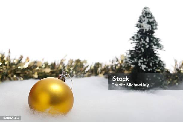 Photo libre de droit de Christmas Bauble Avec Sapin Et De Garland banque d'images et plus d'images libres de droit de Arbre - Arbre, Blanc, Boule de Noël