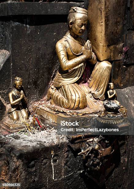 Birning Candele E Offerte In Tempio - Fotografie stock e altre immagini di Asia - Asia, Buddha, Buddismo