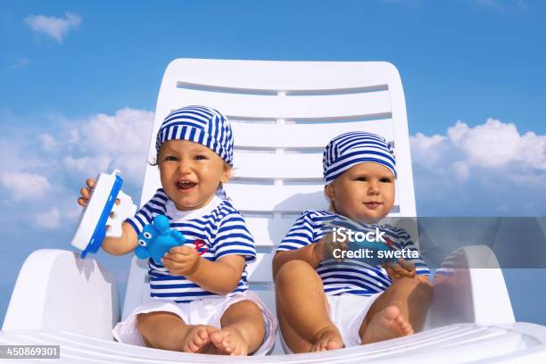 Crianças Jogar Em Branco Espreguiçadeira Contra O Céu Azul - Fotografias de stock e mais imagens de Bebés Meninas