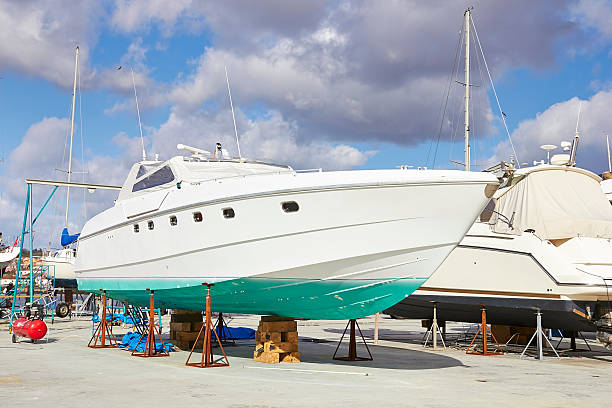 yacht reparaturarbeiten geschlossen - repairing sky luxury boat deck stock-fotos und bilder