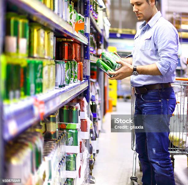 Mann Bier Im Supermarkt Zu Kaufen Stockfoto und mehr Bilder von Blechdose - Blechdose, Bier, Regal