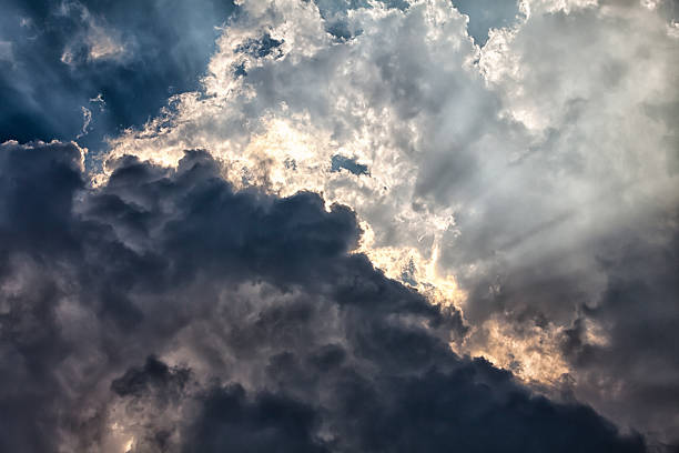 céu dramático com nuvens - every cloud has a silver lining imagens e fotografias de stock