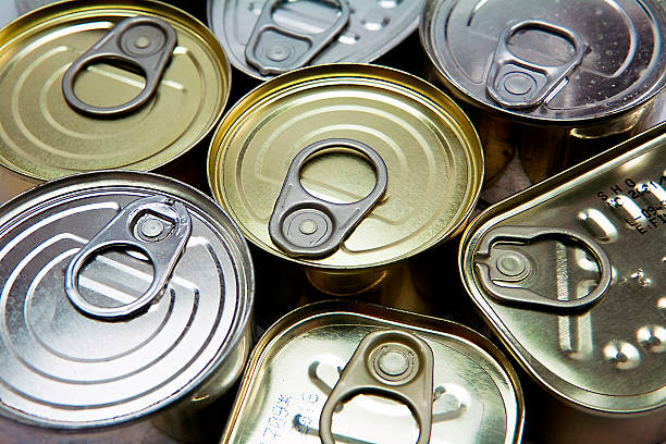 latta di diverse dimensioni e apertura - canned food foto e immagini stock