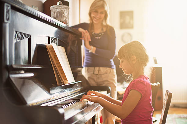 mutter und tochter, die sie spielt klavier - music learning child pianist stock-fotos und bilder