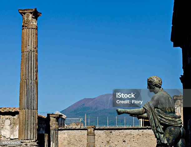 アポロ神殿やベスビオス山を背景にしポンペイ - イオニア式のストックフォトや画像を多数ご用意 - イオニア式, イタリア, イタリア文化