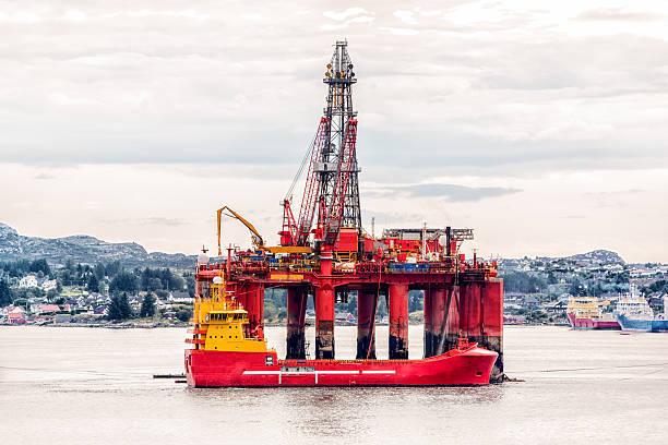 fracturation hydraulique offshore huile de la côte - oil pump oil gas isolated photos et images de collection