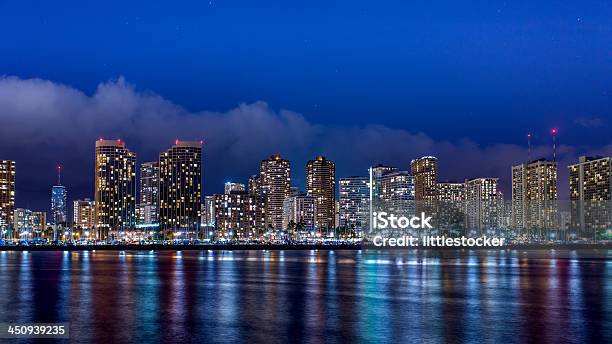 Skyline Do Centro Da Cidade De Honolulu Oahu Havaí - Fotografias de stock e mais imagens de Noite
