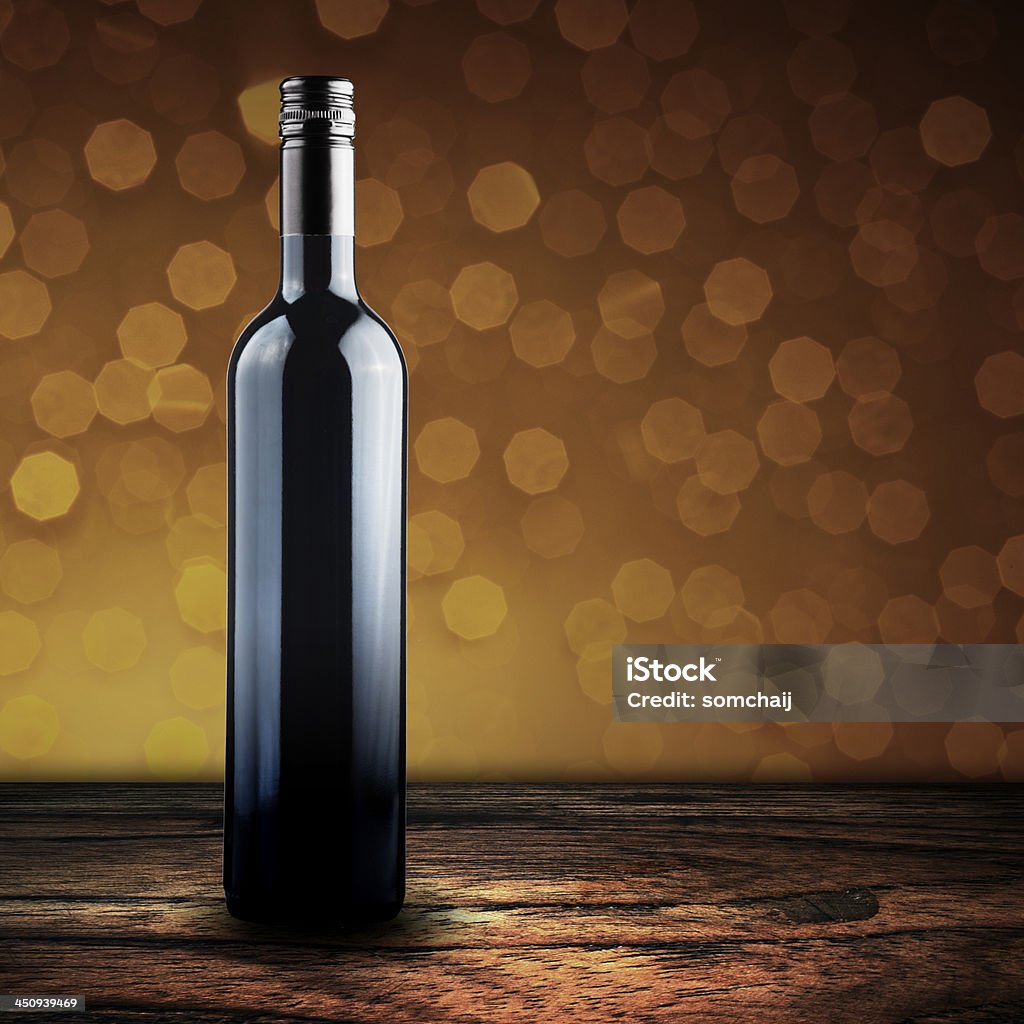 Garrafa de vinho tinto na mesa de madeira - Foto de stock de Barril royalty-free