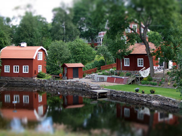 tradicional sueco pequena cidade de casas antigas - dalarna imagens e fotografias de stock