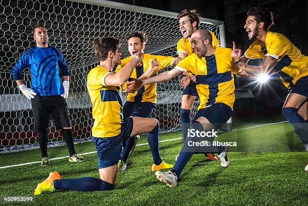 Partido De Fútbol En El Estadio Scorer De Celebración Foto de stock y más banco de imágenes de Aspiraciones