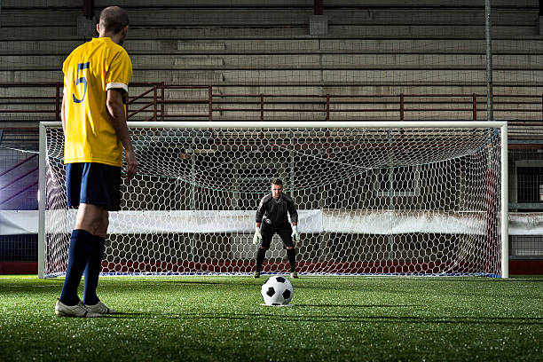 partita di calcio stadium: calcio di rigore - tirare in rete foto e immagini stock