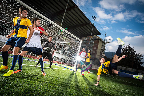 футбольный матч на стадионе: упражнение ножницы - soccer field flash стоковые фото и изображения