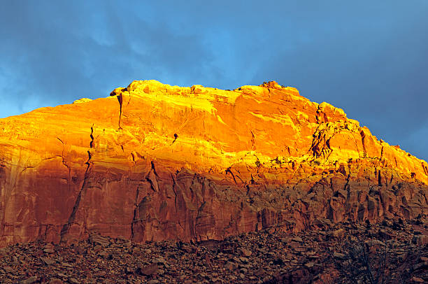 brilho vermelho em um canyon parede - red rocks rock canyon escarpment imagens e fotografias de stock