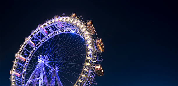 riesenrad viena à noite - large vienna austria blue - fotografias e filmes do acervo