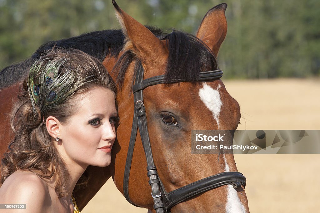 Cavallo e Bellissima donna - Foto stock royalty-free di Abbracciare una persona