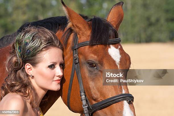 Cavallo E Bellissima Donna - Fotografie stock e altre immagini di Abbracciare una persona - Abbracciare una persona, Adulto, Allegro