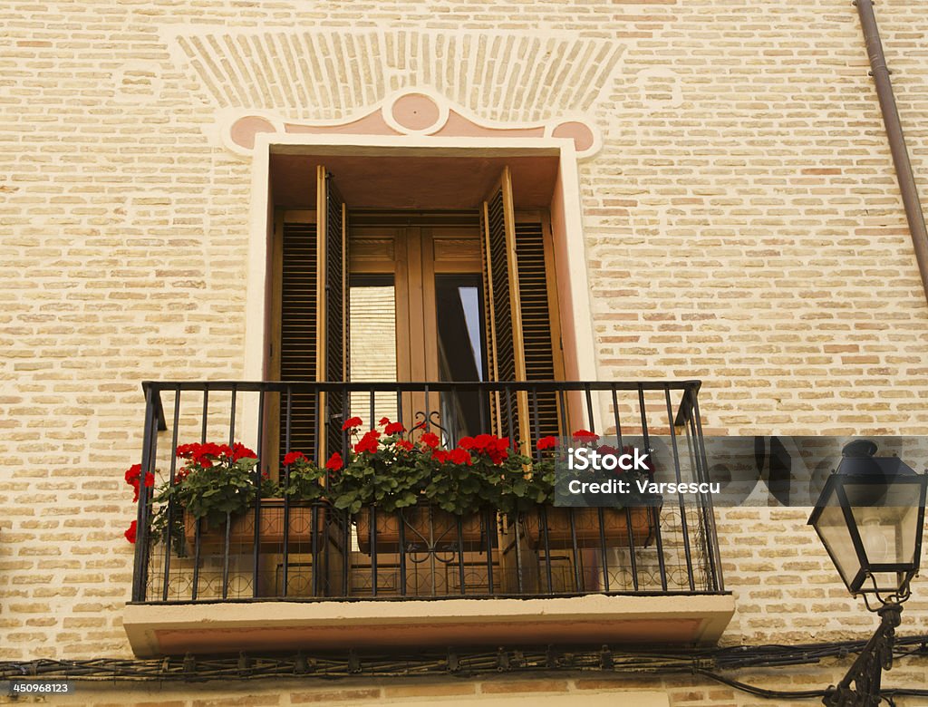 Rote Blumen Dekoration Fenster in Spanien - Lizenzfrei Altertümlich Stock-Foto