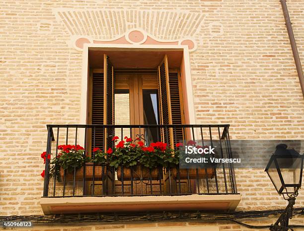 Rojo Flores Decoración De La Ventana En España Foto de stock y más banco de imágenes de Aldea - Aldea, Anticuado, Belleza