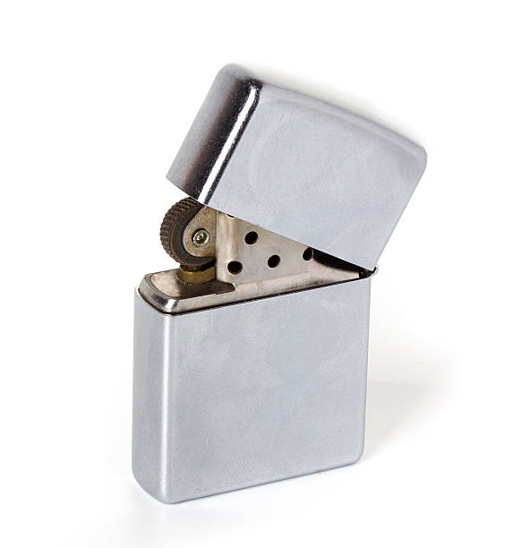 srebrne metalowe zippo - cigarette lighter gasoline open cigarette zdjęcia i obrazy z banku zdjęć