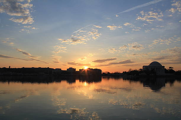 istock Sunrise over the Jefferson Tidal Basin 450983367