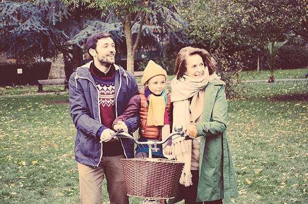 família feliz no parque-vintage humor - child autumn nature human face - fotografias e filmes do acervo