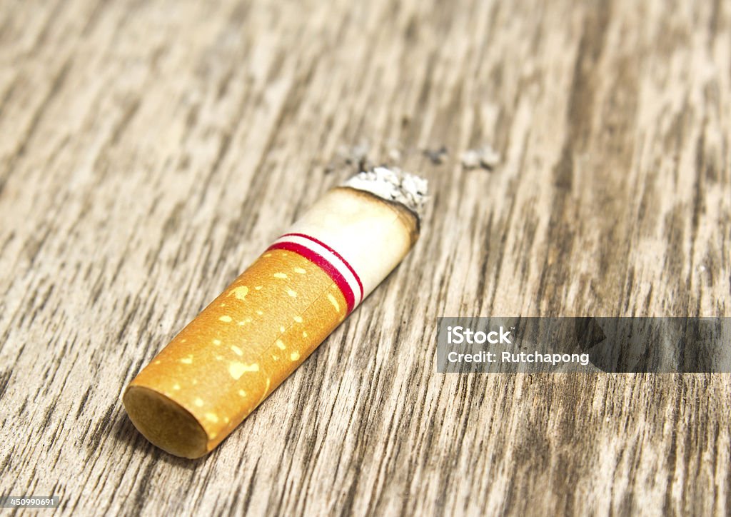 Cigarette sur le parquet - Photo de A l'abandon libre de droits