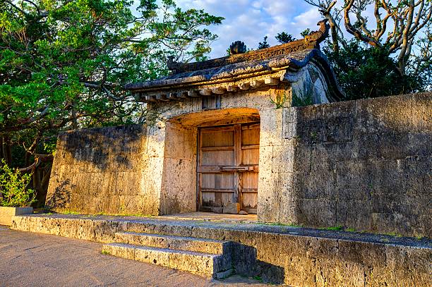 okinawa-ruinen - shuri castle stock-fotos und bilder