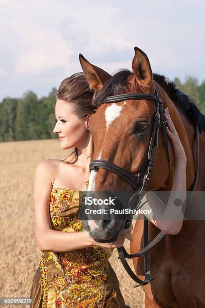 Foto de Cavalo E Linda Mulher e mais fotos de stock de Abraçar - Abraçar, Adulto, Animal de estimação