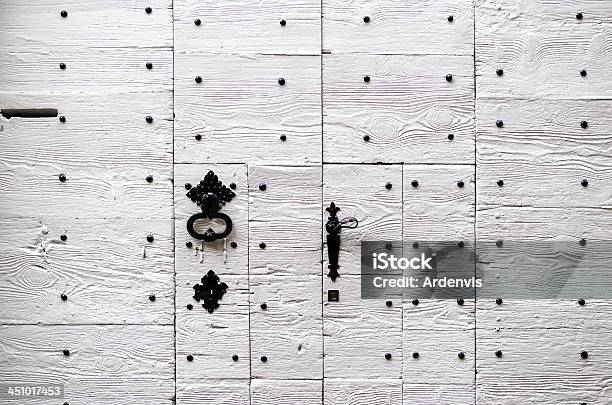 Bianco In Legno Porte Chiuse - Fotografie stock e altre immagini di Altalena da portico - Altalena da portico, Ambientazione esterna, Antico - Condizione