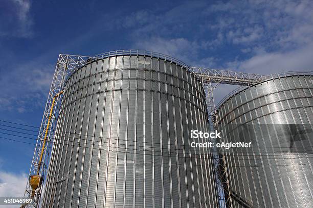 Silo In Blue Sky - Fotografie stock e altre immagini di Acciaio - Acciaio, Affari, Agricoltura