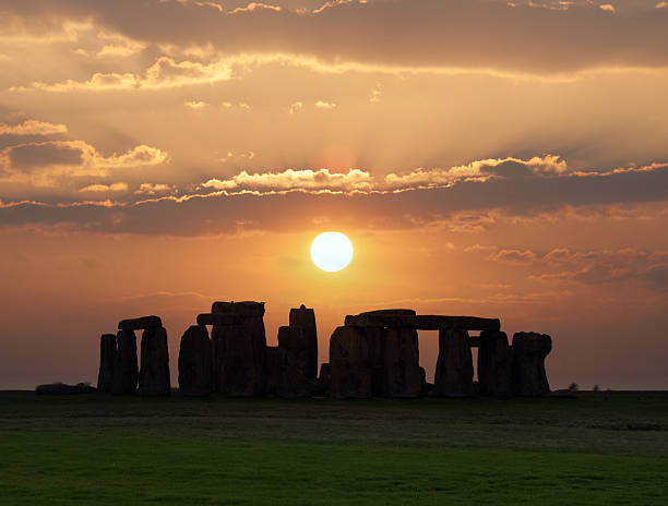 stonehenge, patrimonio de la humanidad por la unesco. - solsticio de verano fotografías e imágenes de stock