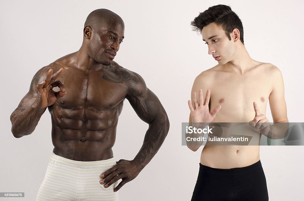 Dos hombre, blanco y negro, bodybuilder, un estrecho guy - Foto de stock de Musculoso libre de derechos